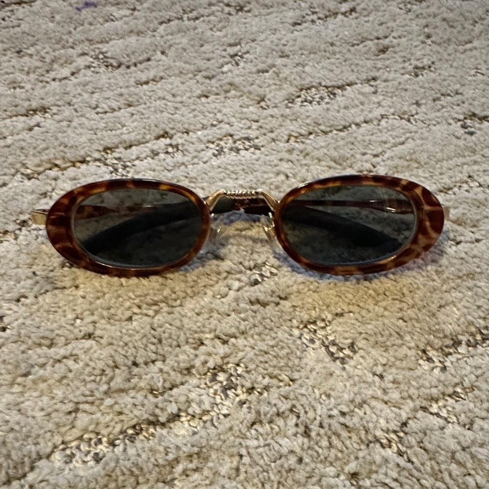 Vintage Style Tortoise Shell Oval Sunglasses with Gold Accents